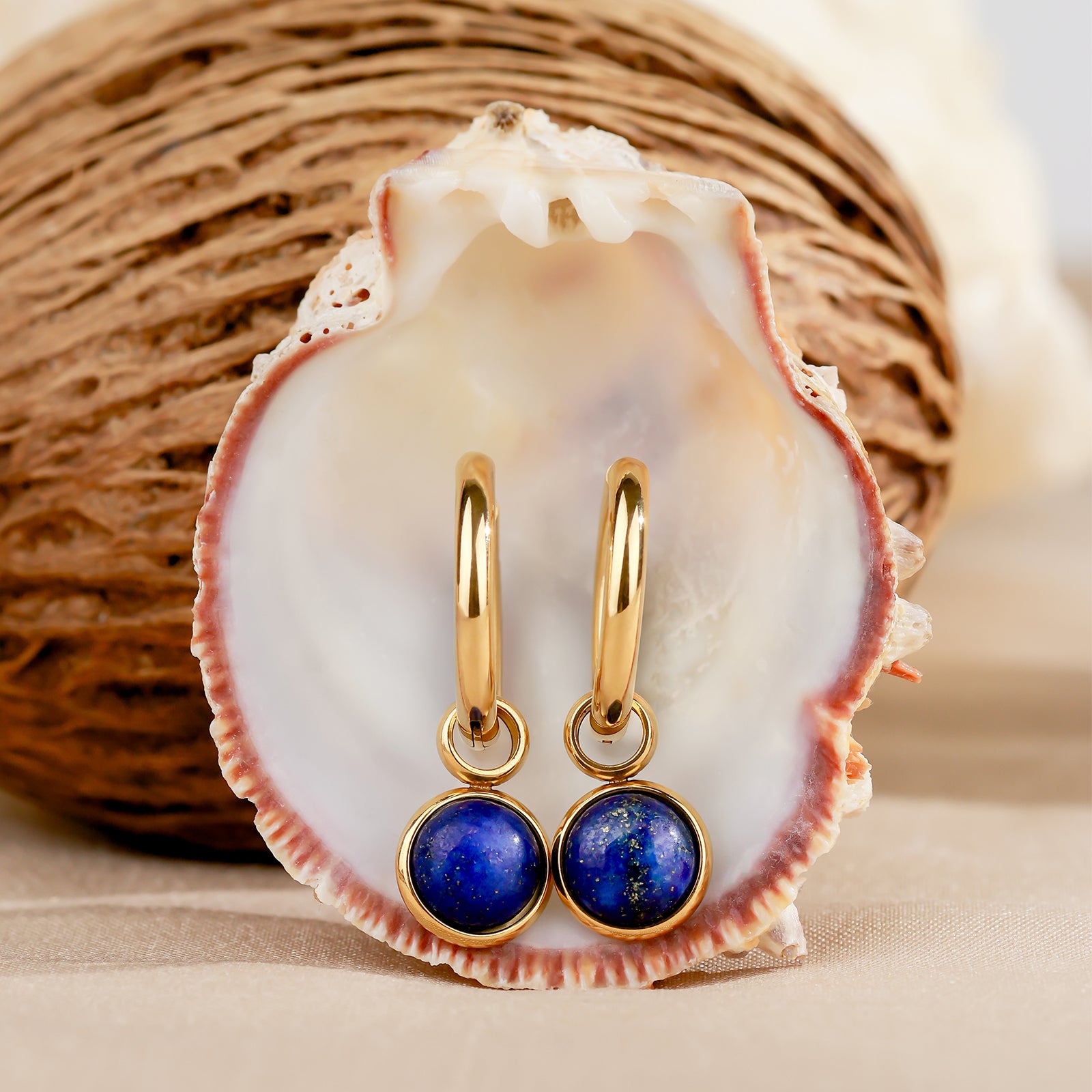 Boucles d’oreilles Indra Lapis – Créoles dorées & pierre naturelle