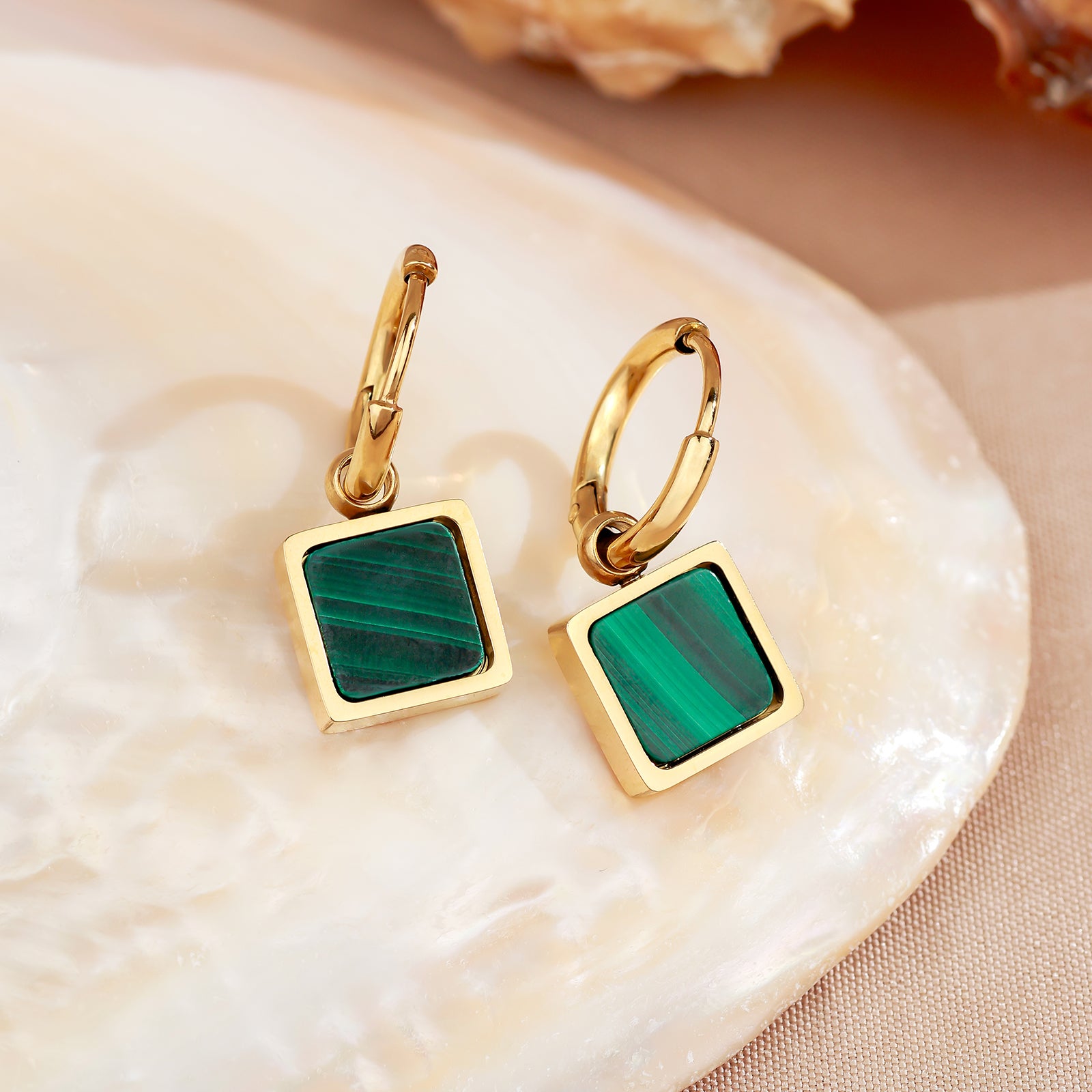 Boucles d’oreilles Gaia – Malachite & Créoles dorées 18K