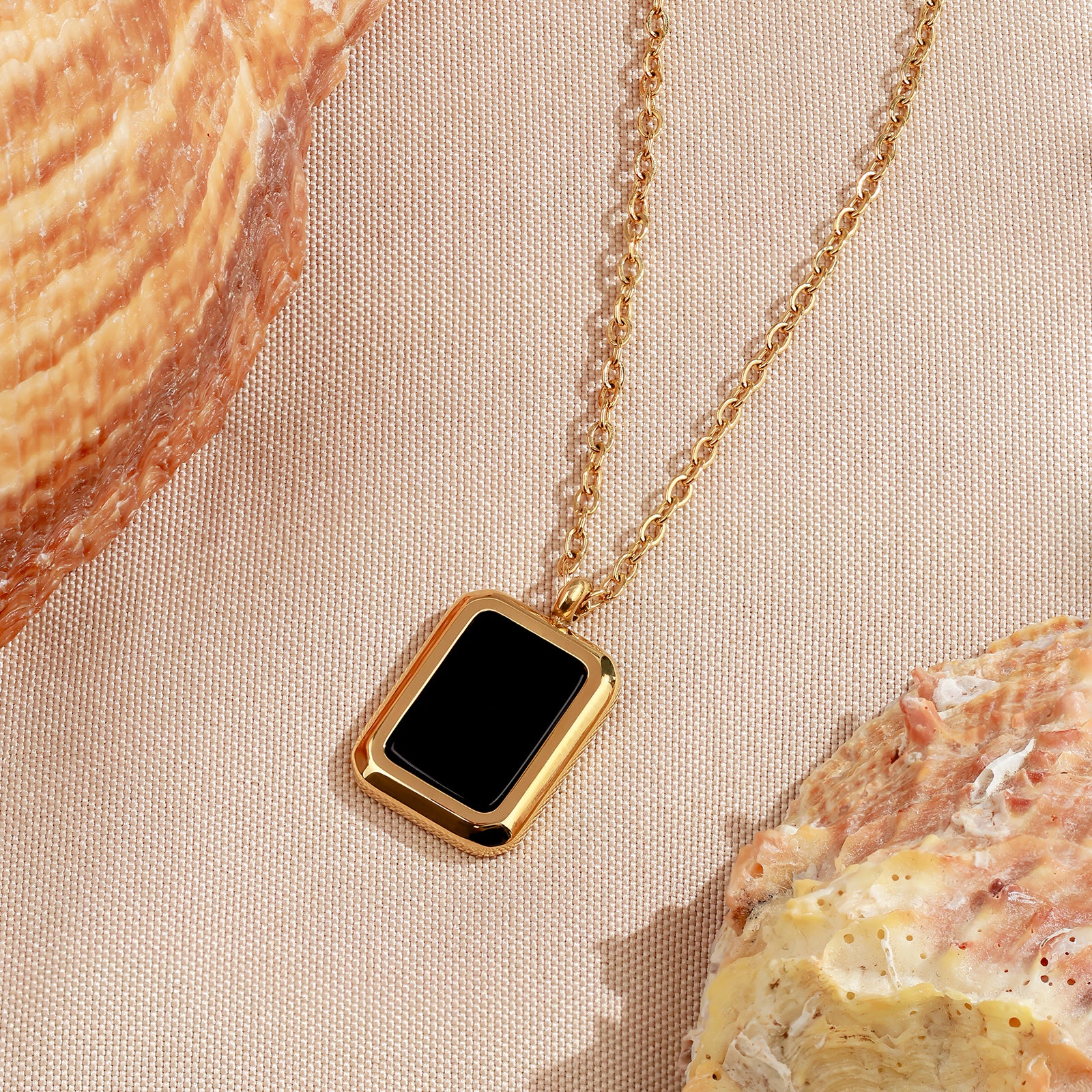 Collier Nocta Onyx – Pendentif rectangulaire & chaîne dorée