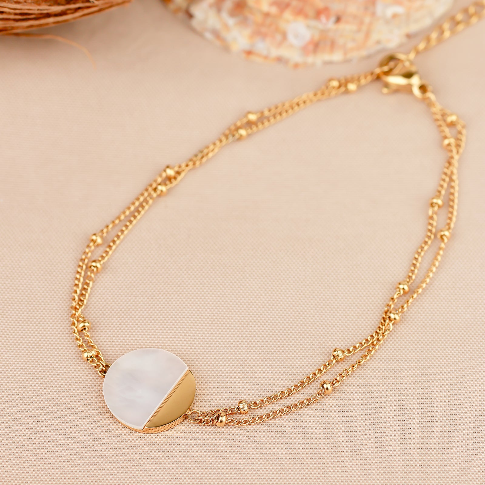 Bracelet "Luna" – Double chaîne dorée & feuille de nacre naturelle