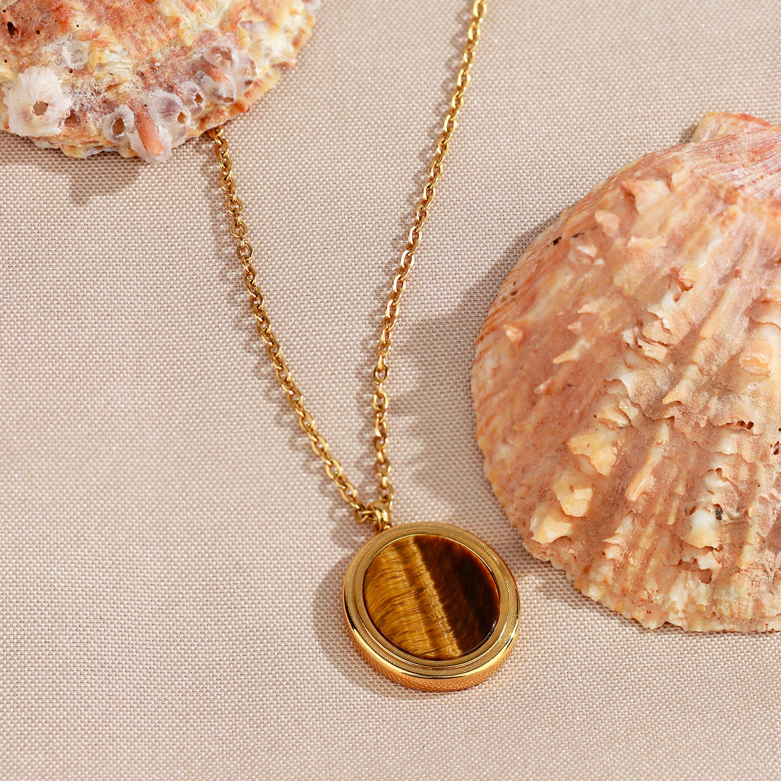 Collier Solea Tiger – Œil de tigre & médaillon doré travaillé