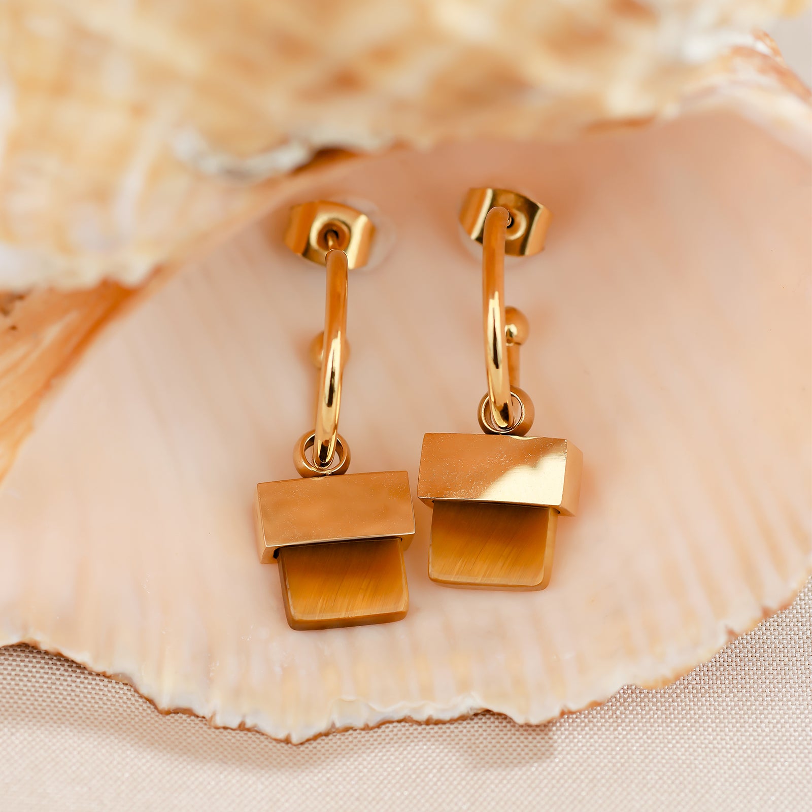 Boucles d’oreilles Geo Tiger – Œil de tigre & design doré