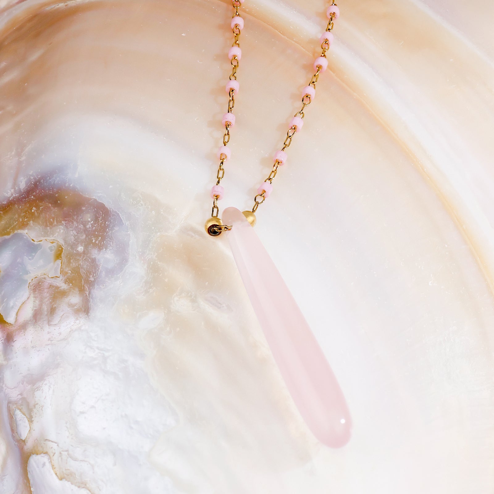 Collier Amaya Quartz – Pendentif goutte en quartz rose & chaîne perlée