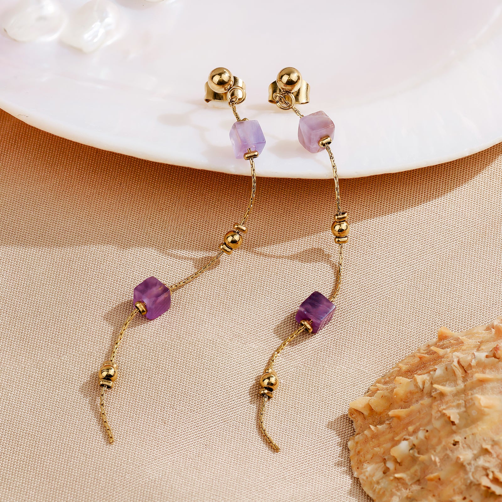 Boucles d’oreilles Astra — Améthyste & Chaînes dorées