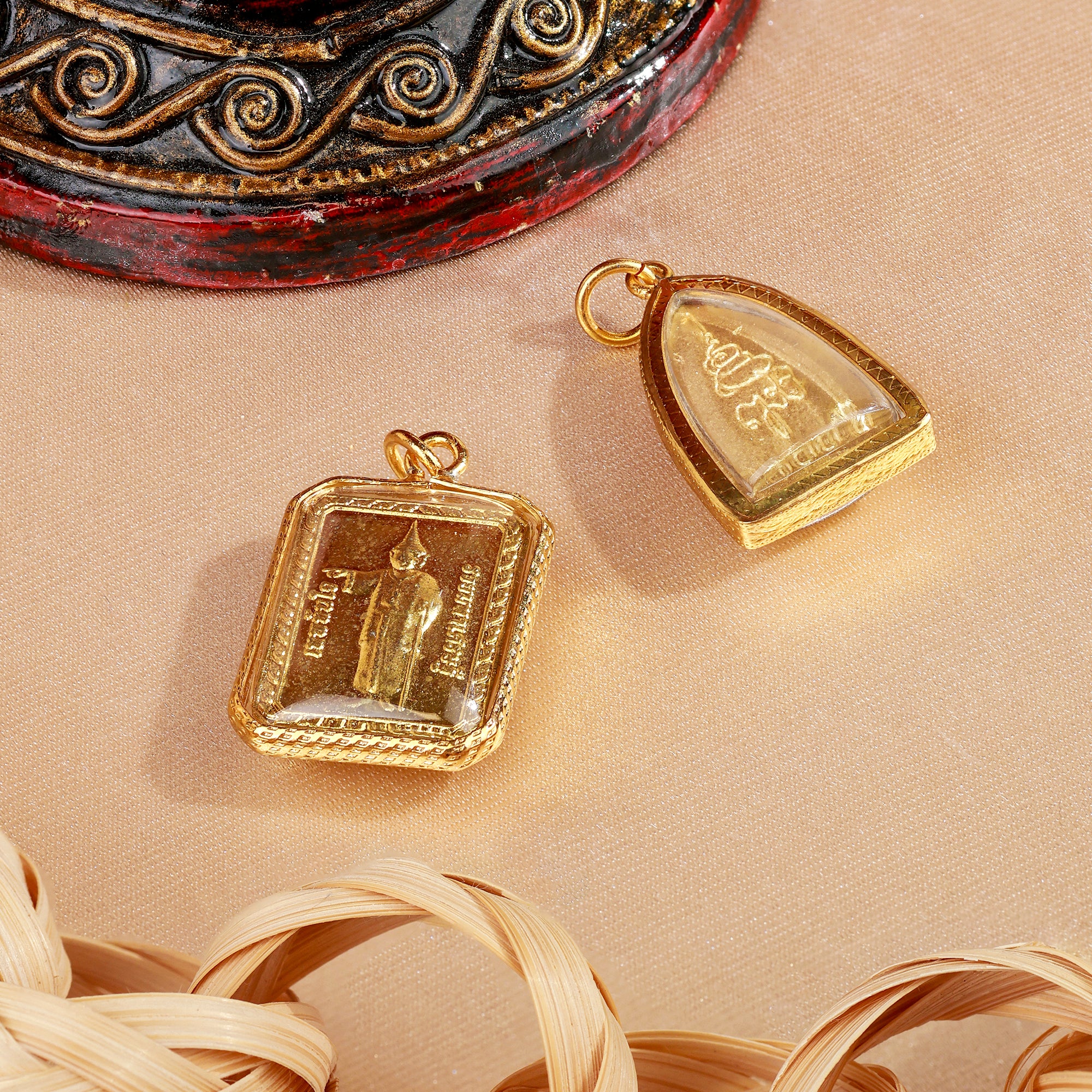 Amulette Bouddhiste à finition dorée