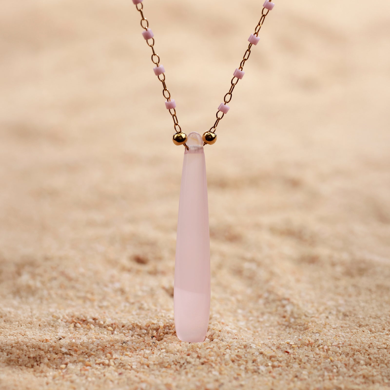 Collier Amaya Quartz – Pendentif goutte en quartz rose & chaîne perlée