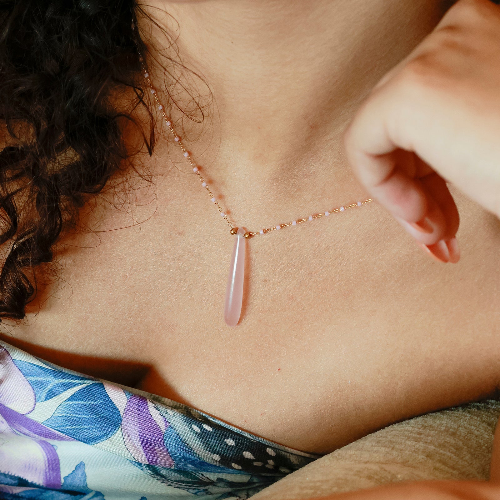 Collier Amaya Quartz – Pendentif goutte en quartz rose & chaîne perlée