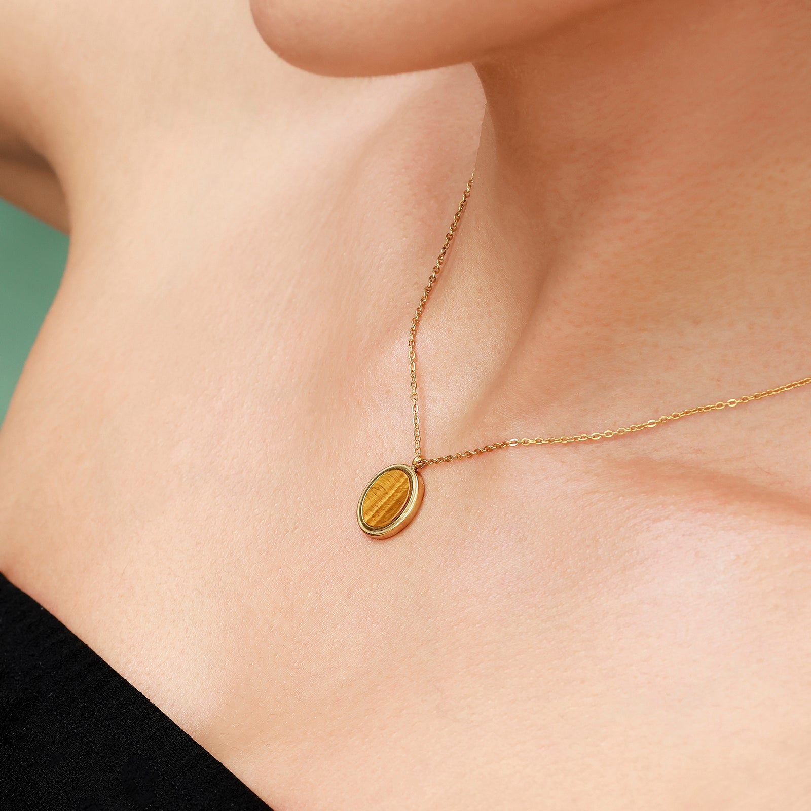 Collier Solea Tiger – Œil de tigre & médaillon doré travaillé