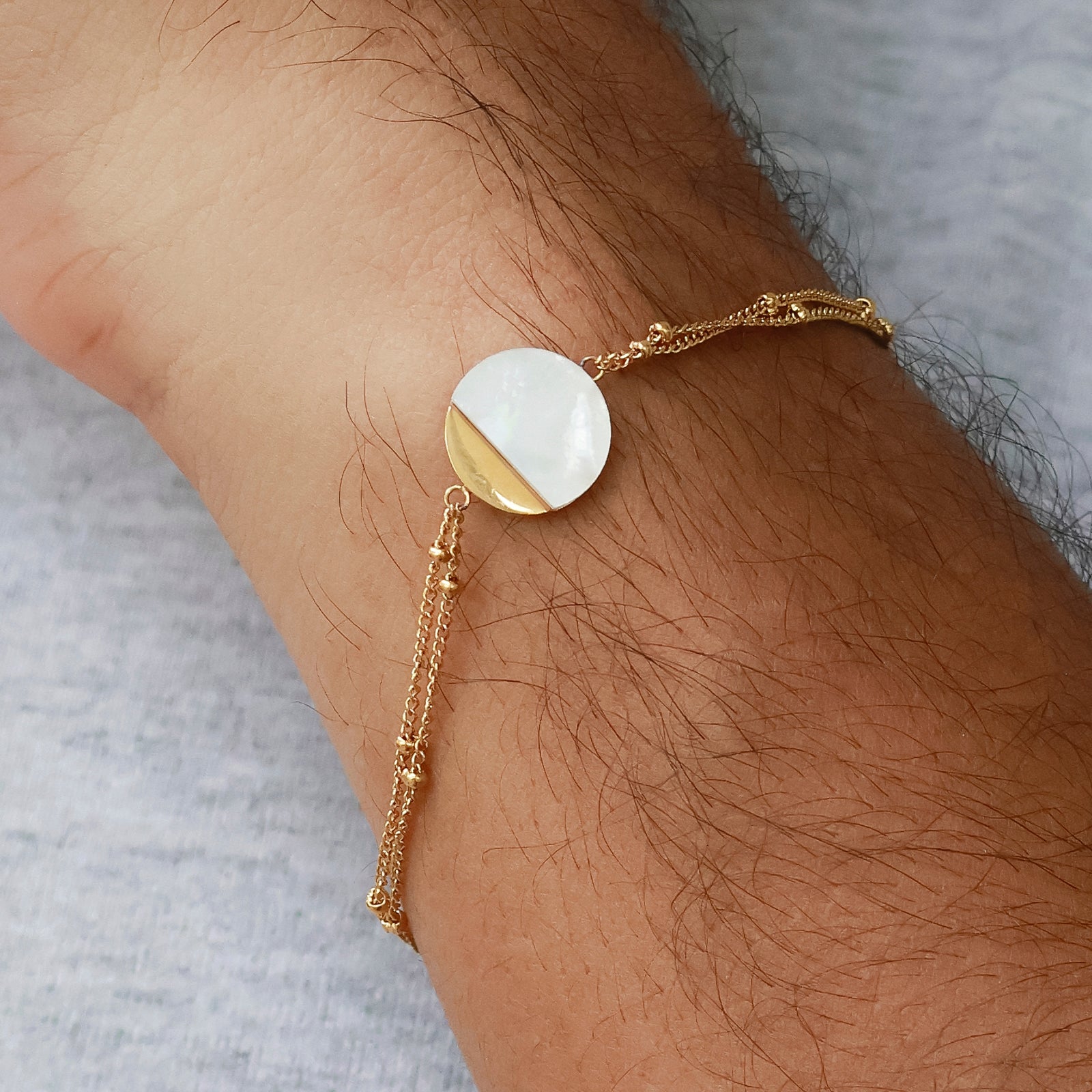 Bracelet "Luna" – Double chaîne dorée & feuille de nacre naturelle
