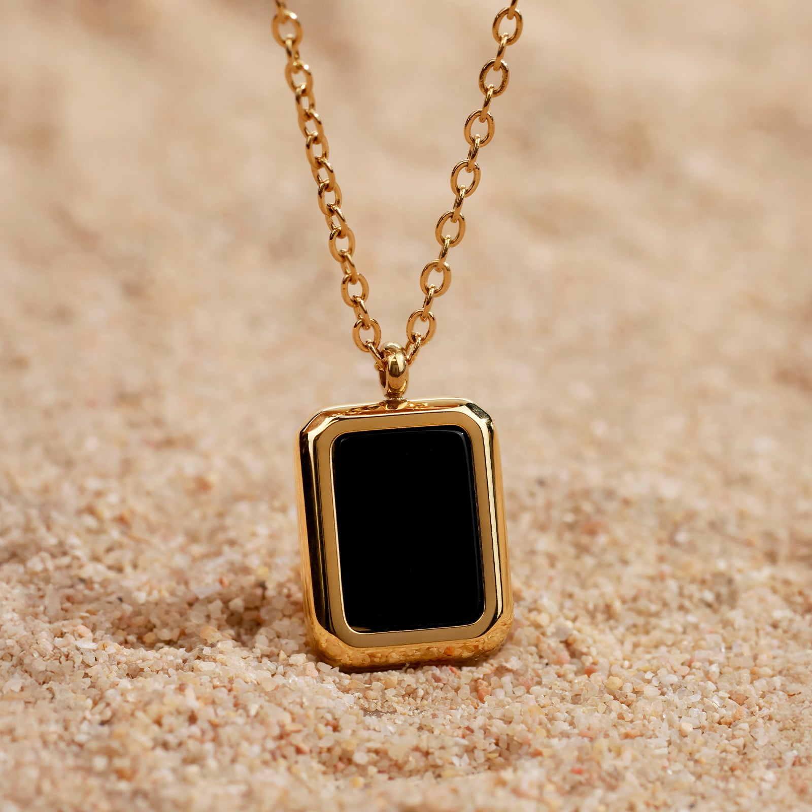 Collier Nocta Onyx – Pendentif rectangulaire & chaîne dorée