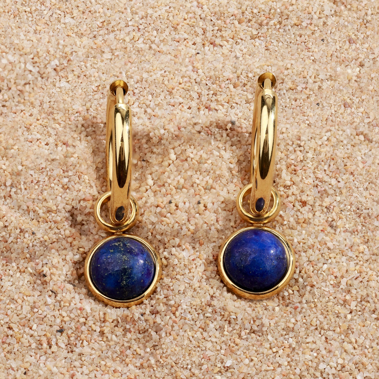 Boucles d’oreilles Indra Lapis – Créoles dorées & pierre naturelle