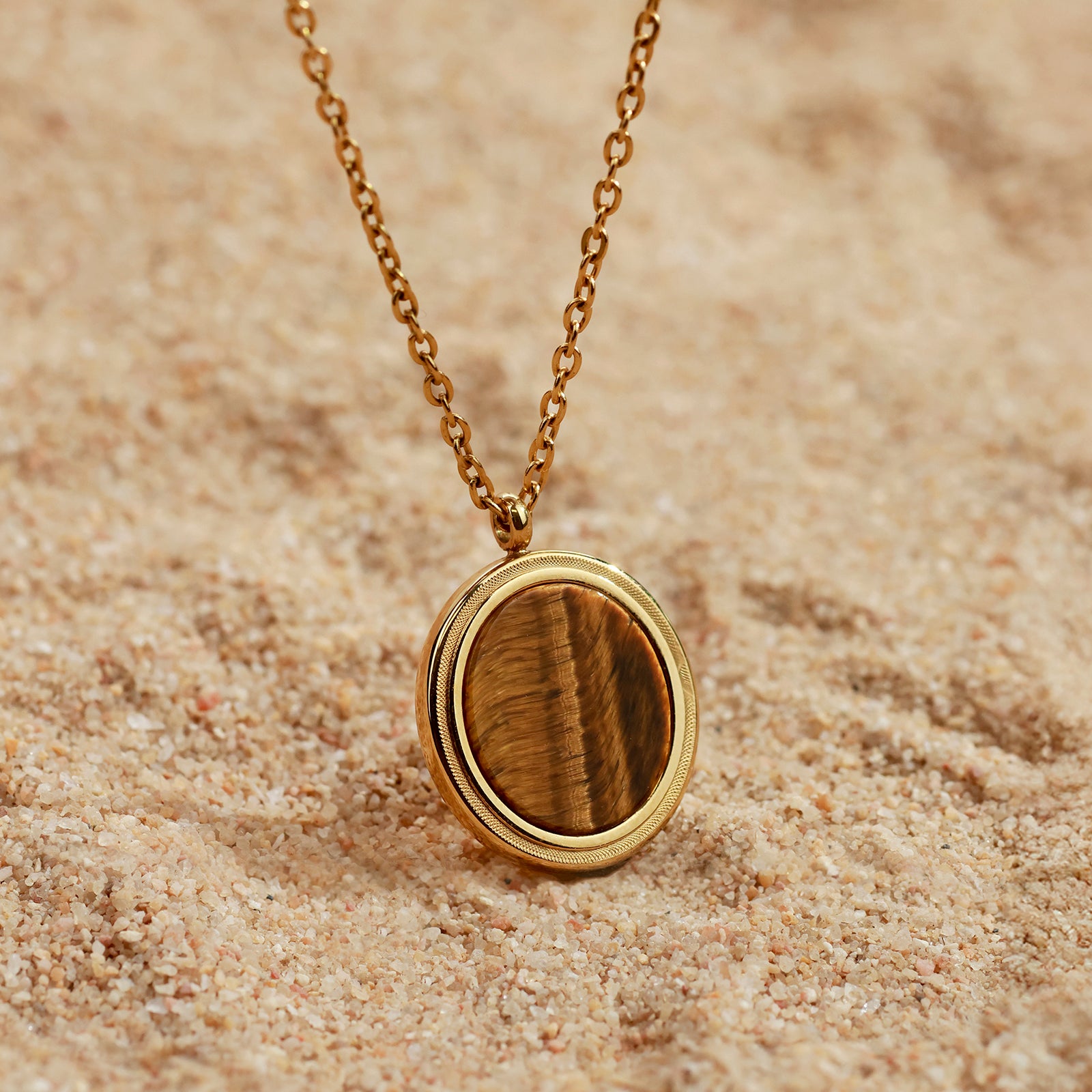Collier Solea Tiger – Œil de tigre & médaillon doré travaillé