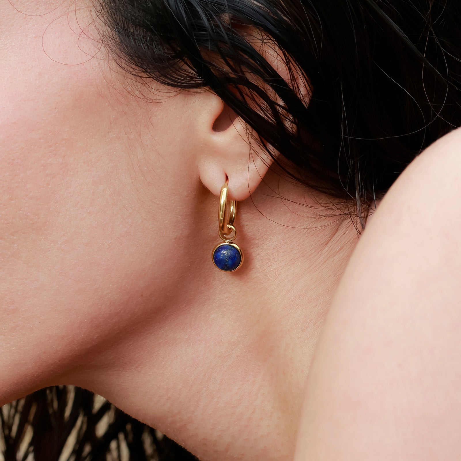 Boucles d’oreilles Indra Lapis – Créoles dorées & pierre naturelle