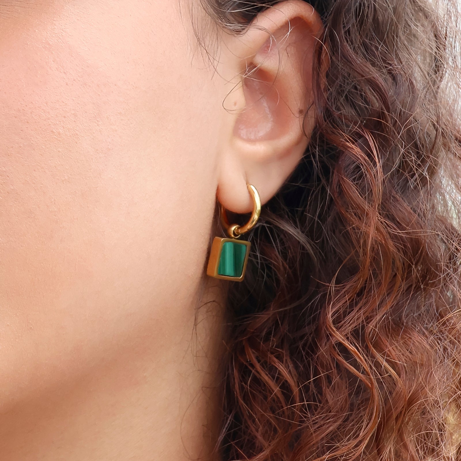 Boucles d’oreilles Gaia – Malachite & Créoles dorées 18K