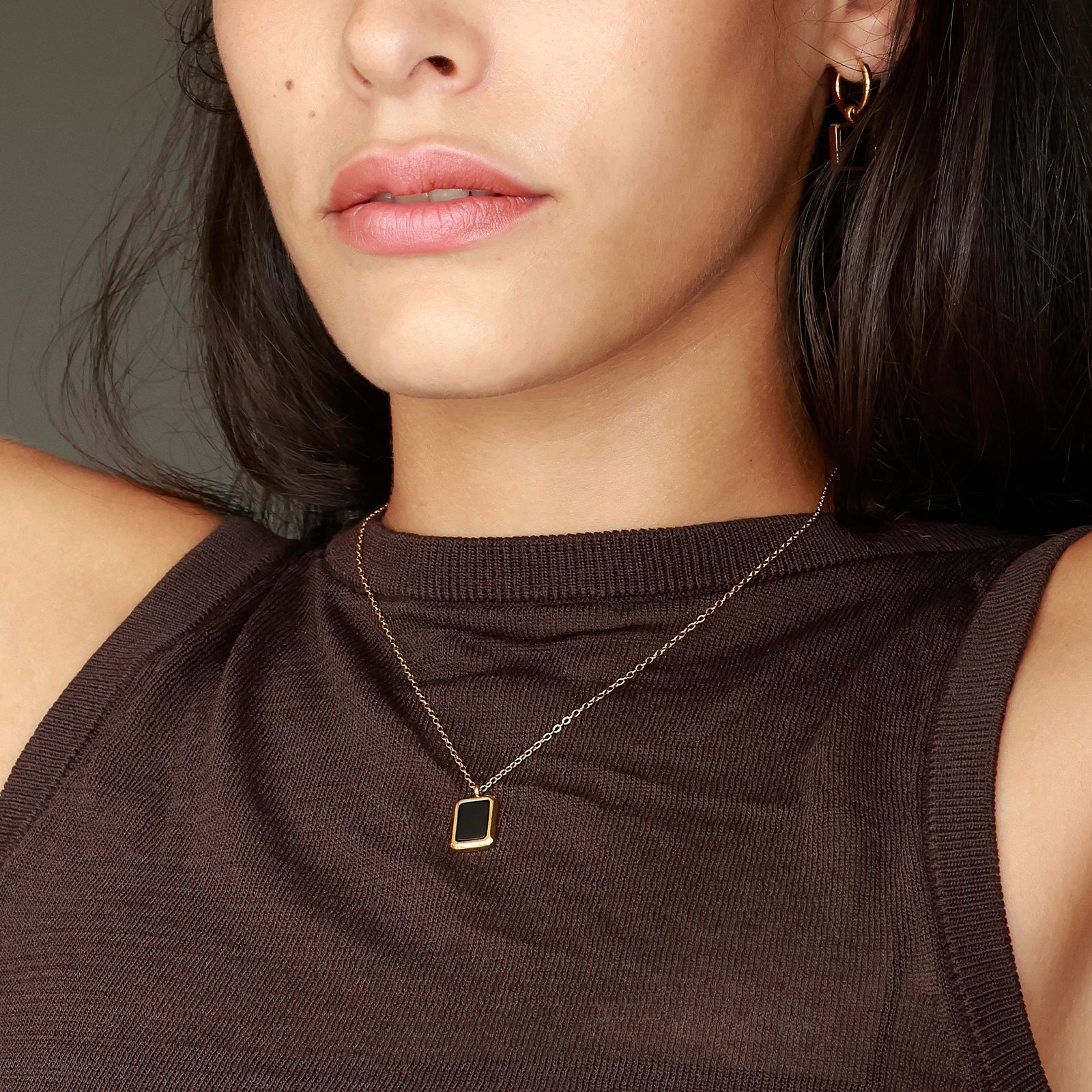 Collier Nocta Onyx – Pendentif rectangulaire & chaîne dorée